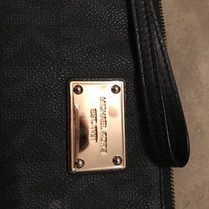 Wristlet wallet